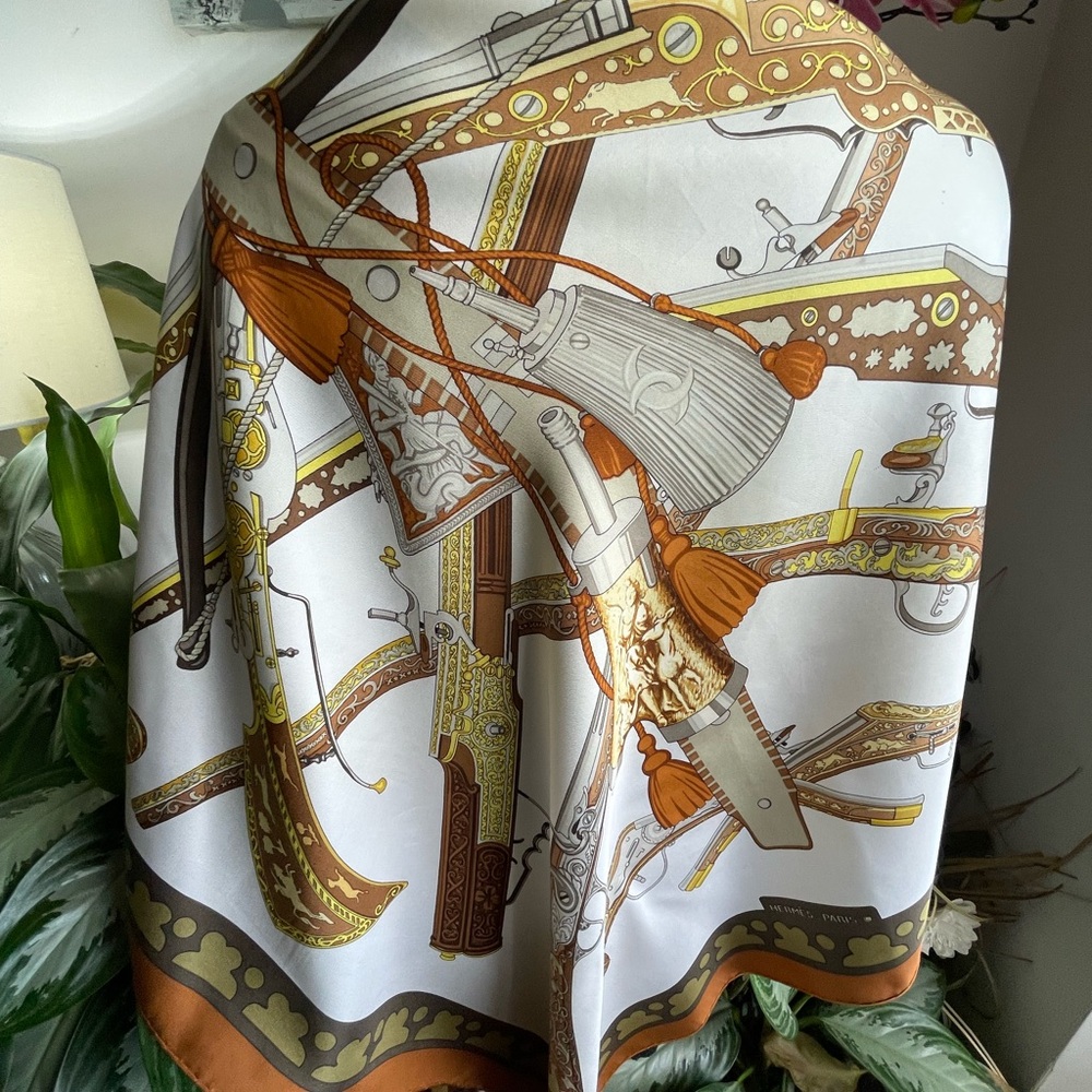 Hermès Diane Elegant White and Gold Silk Scarf with Brown Accents. - Picture 2 of 16